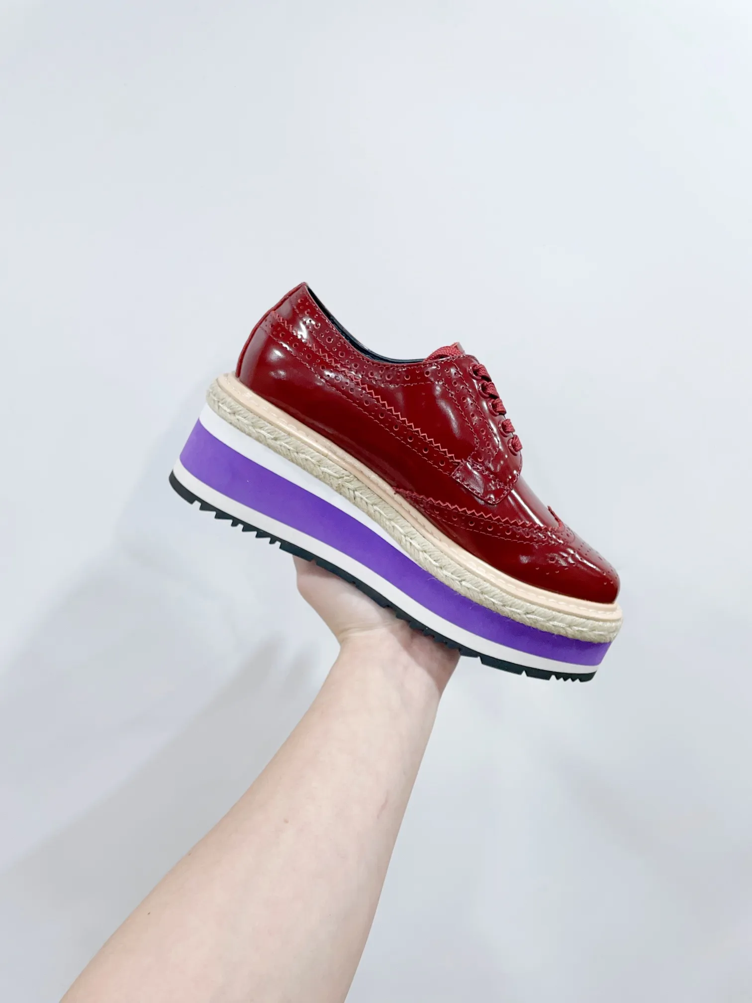 👟👟Ex-factory price 620👟👟 prada fw25 new arrival~ Prada 2025 spring and summer catwalk style｜New platform platform shoes Fashion is a reincarnation P platform shoes have become popular after many years! The classic ten thousand year model #laces, punching, carvings, full of retro British style 💯 The foam material platform thick bottom has a height-increasing effect, which is great news for petite girls! Fabric: Original custom-made imported open-edge beads, sheepskin lining. Sole: Original open-molded Tpu ultra-light foam outsole. Sole thickness: 6CM. The ultimate height increase~ 𝙎𝙞𝙯𝙚: 35-40 (customized for 40 women). Extremely cost-effective ex-factory price, no negotiation for bulk orders.